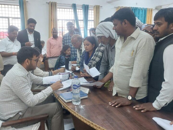 राजातालाब : संपूर्ण समाधान दिवस पर एसडीएम ने सुनी जनता की फरियादें