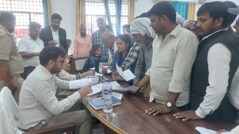 राजातालाब : संपूर्ण समाधान दिवस पर एसडीएम ने सुनी जनता की फरियादें