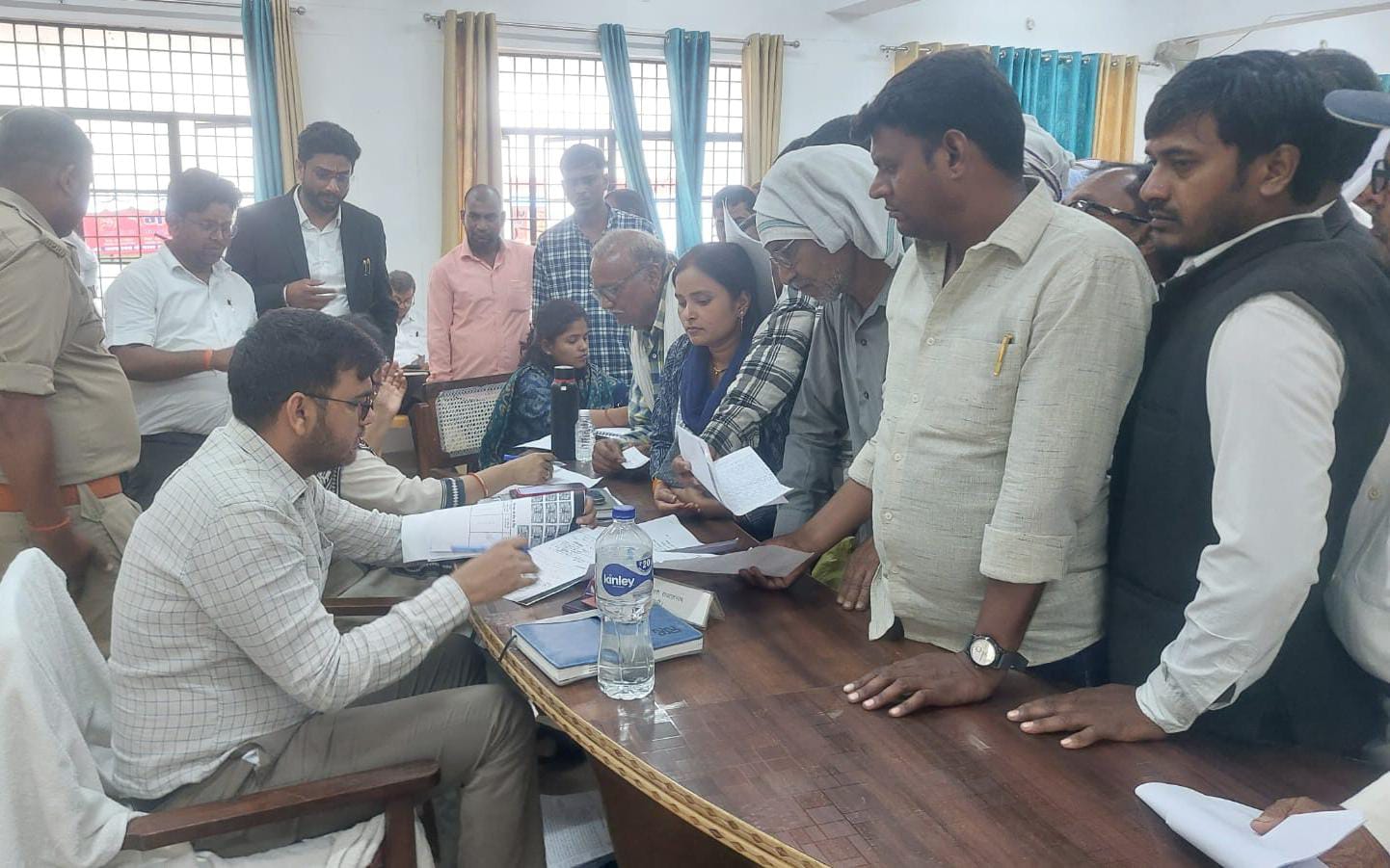 राजातालाब : संपूर्ण समाधान दिवस पर एसडीएम ने सुनी जनता की फरियादें