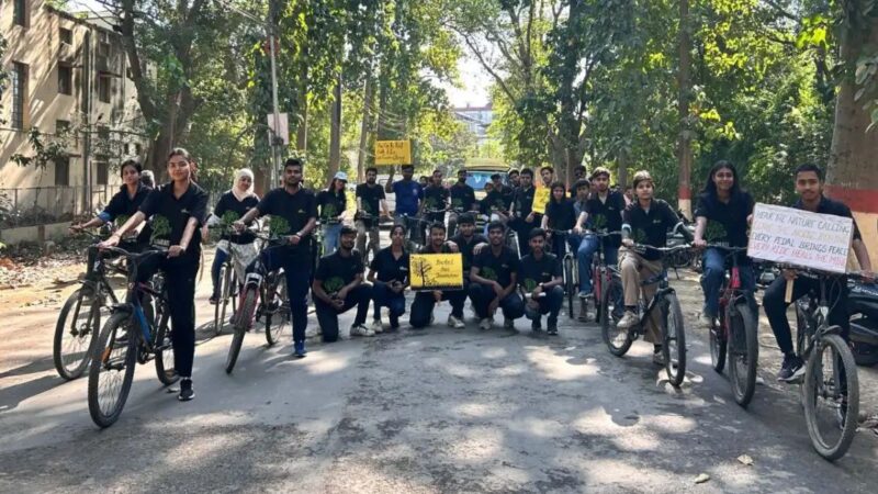 बीएचयू में साइकिल चलाकर दिया प्रदूषण-मुक्त शहर का संदेश