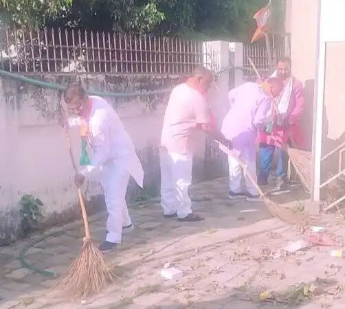 भाजपा काशी कार्यालय में स्वच्छता अभियान