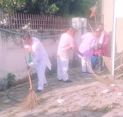 भाजपा काशी कार्यालय में स्वच्छता अभियान