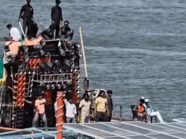 काशी में गंगा के बीच नाव पर बीयर पार्टी, डीजे पर डांस का वीडियो वायरल