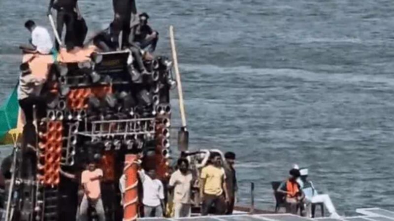 काशी में गंगा के बीच नाव पर बीयर पार्टी, डीजे पर डांस का वीडियो वायरल