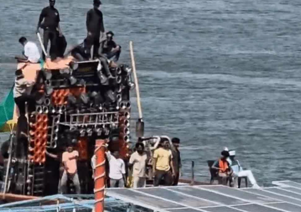 काशी में गंगा के बीच नाव पर बीयर पार्टी, डीजे पर डांस का वीडियो वायरल