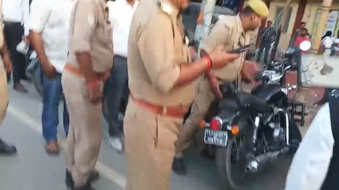 ‘UGC का बाप’ लिखकर घूम रहा था बुलेट सवार, कैंट पुलिस ने कर दिया सीज