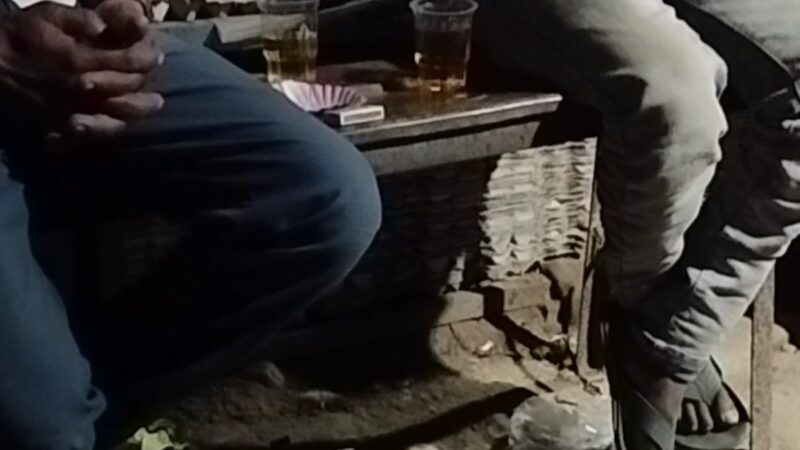 शाम होते ही पिसौर पुल के पास सज रही शराबियों की महफिल, स्थानीय लोग भयभीत