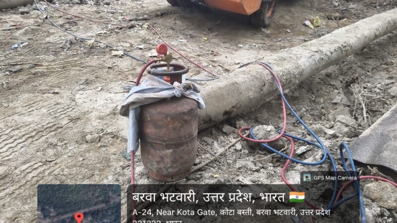 एक ओर उपभोक्ता घंटों लाइन में, दूसरी ओर स्क्रैप कटिंग में रसोई गैस के इस्तेमाल के आरोप