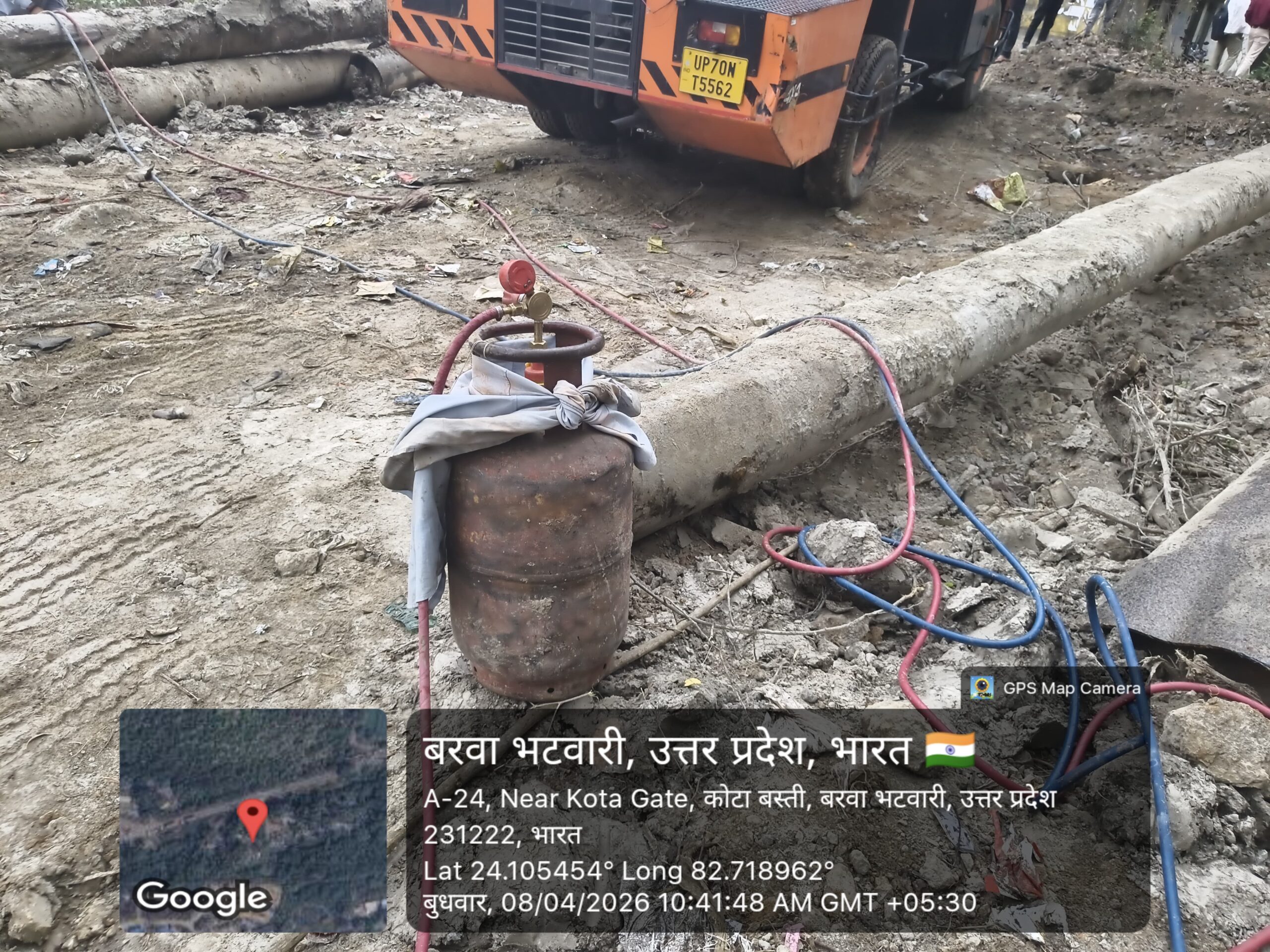 एक ओर उपभोक्ता घंटों लाइन में, दूसरी ओर स्क्रैप कटिंग में रसोई गैस के इस्तेमाल के आरोप