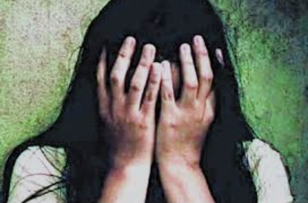 लखनऊ : युवकों ने की किशोरी से सामूहिक दरिंदगीआंधी-बारिश से बचने रुकी मासूम