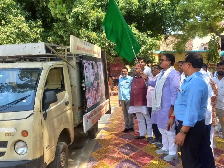 ग्राम चलो अभियान’ के तहत विधायक डॉ अवधेश सिंह ने किया जनसंवाद, एलईडी वैन को दिखाई हरी झंडी