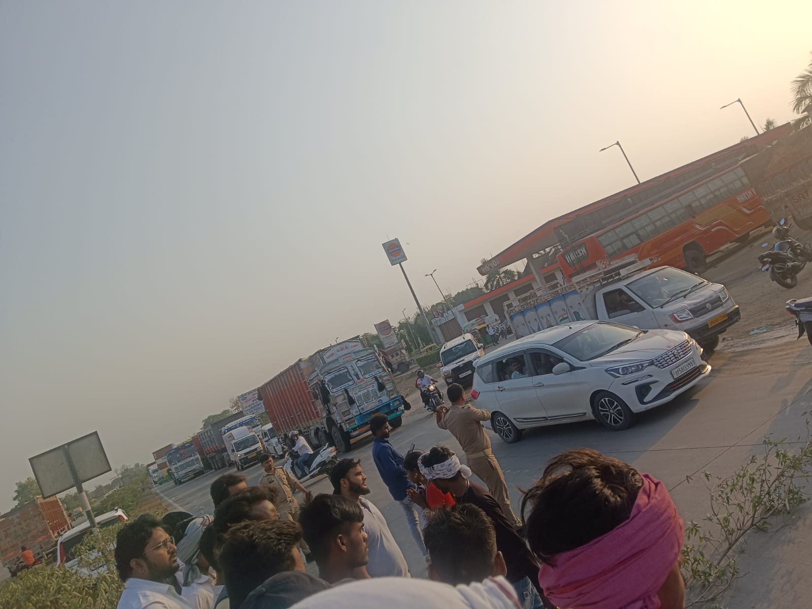 चौबेपुर: बस के हॉर्न से बाइक अनियंत्रित, रोडवेज ने रौंदी महिला; चालक गंभीर घायल