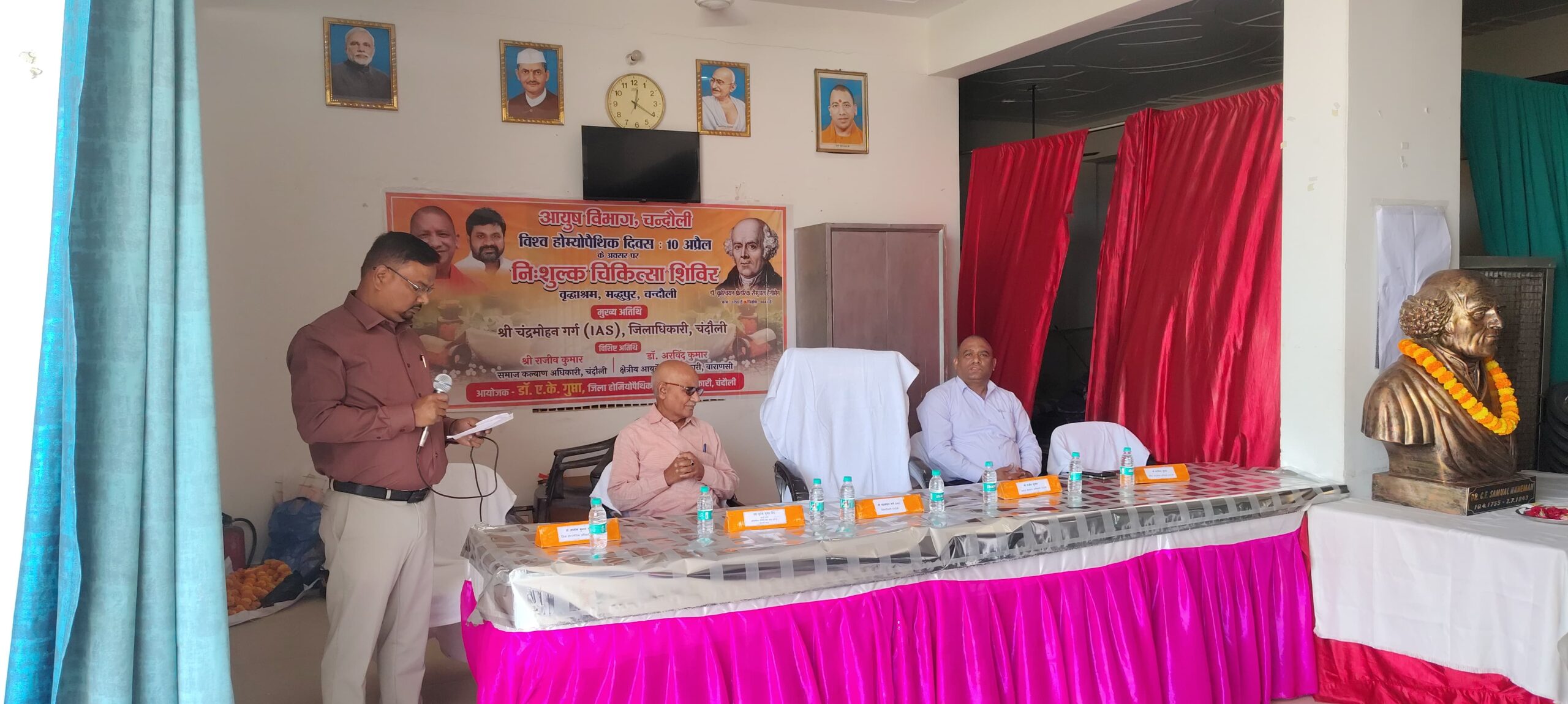 चंदौली : विश्व होम्योपैथिक दिवस पर मुफ्त चिकित्सा शिविर में सैकड़ों लाभान्वित