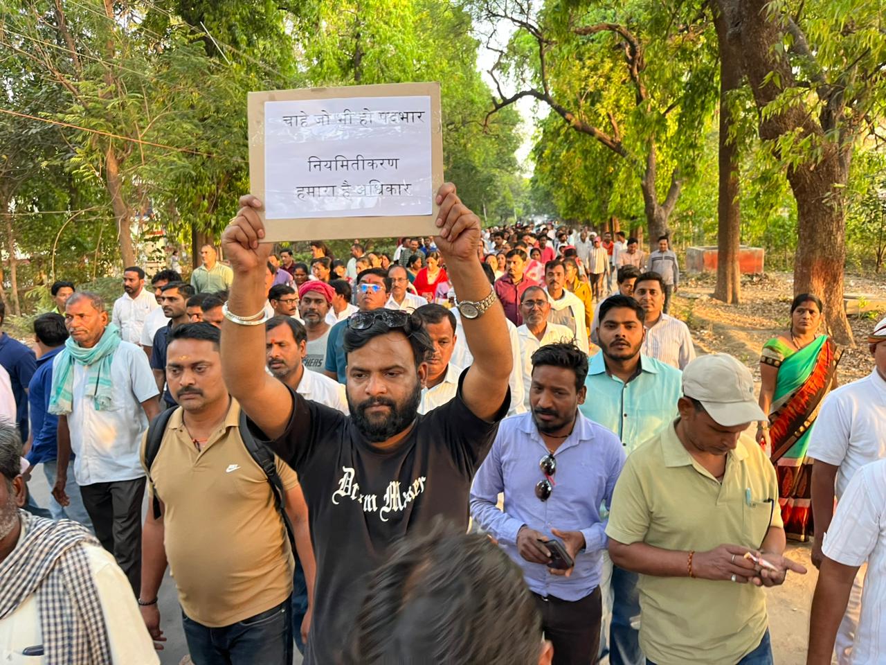 सुप्रीम कोर्ट के आदेश का हवाला देकर बीएचयू में पहले नियमितीकरण, फिर भर्ती की मांग