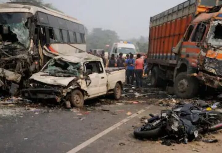 बिहार :  सड़क हादसे में 10 की मौत, दो दर्जन से ज्यादा घायल