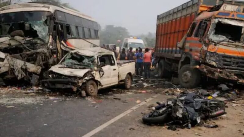 बिहार :  सड़क हादसे में 10 की मौत, दो दर्जन से ज्यादा घायल