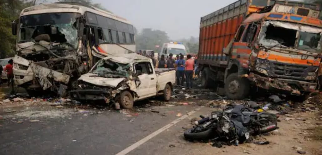 बिहार :  सड़क हादसे में 10 की मौत, दो दर्जन से ज्यादा घायल
