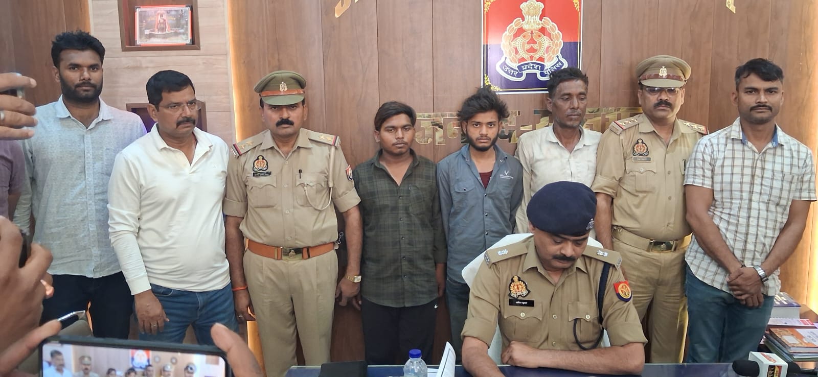 सोनभद्र पुलिस की बड़ी कार्रवाई, 50 किलो गांजा के साथ 3 तस्कर गिरफ्तार, बोलेरो वाहन जब्त