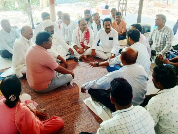 बीएचयू में संविदा कर्मचारियों का धरना जारी, कांग्रेस ने दिया समर्थन