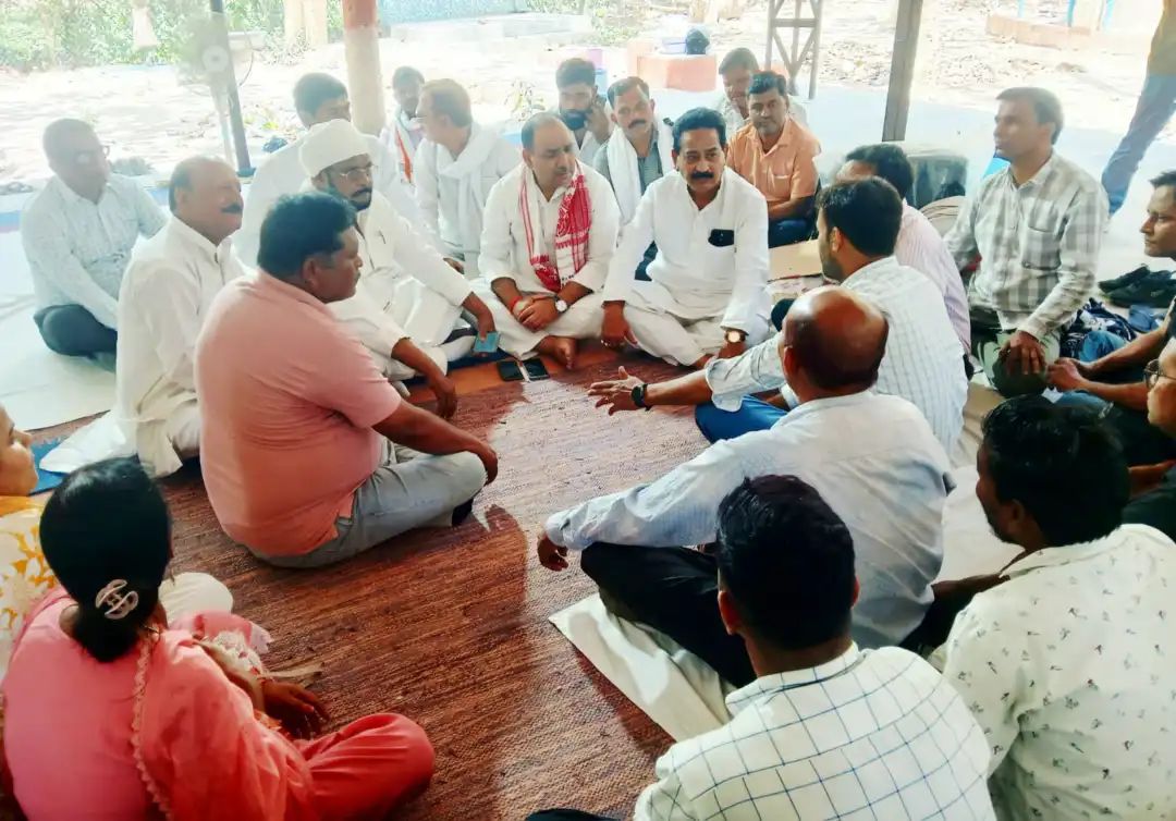 बीएचयू में संविदा कर्मचारियों का धरना जारी, कांग्रेस ने दिया समर्थन