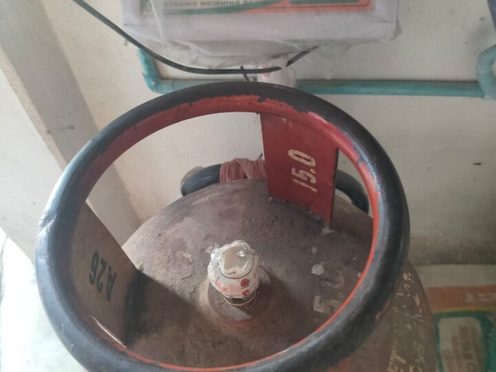 वाराणसी के लोहता में गैस एजेंसी में कम वजन और फर्जी सील वाली सिलेंडर की ठगी का मामला, उपभोक्ता आक्रोशित