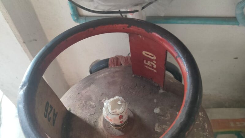 वाराणसी के लोहता में गैस एजेंसी में कम वजन और फर्जी सील वाली सिलेंडर की ठगी का मामला, उपभोक्ता आक्रोशित