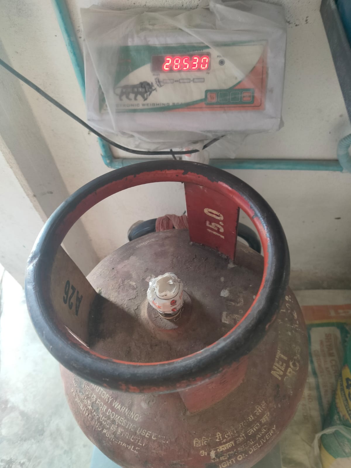 वाराणसी के लोहता में गैस एजेंसी में कम वजन और फर्जी सील वाली सिलेंडर की ठगी का मामला, उपभोक्ता आक्रोशित