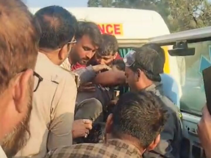 खड़े ट्रेलर से टकराया हाईवा, केबिन में फंसे चालक का रेस्क्यू कर बचाई गई जान