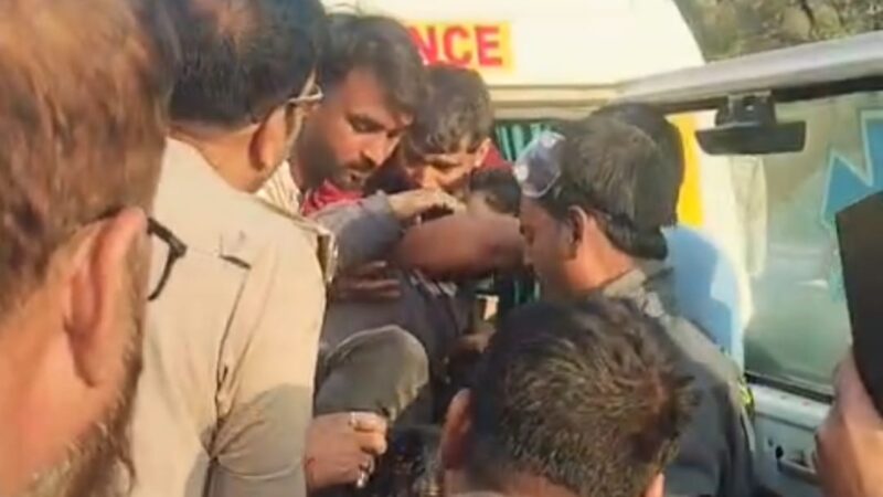 खड़े ट्रेलर से टकराया हाईवा, केबिन में फंसे चालक का रेस्क्यू कर बचाई गई जान