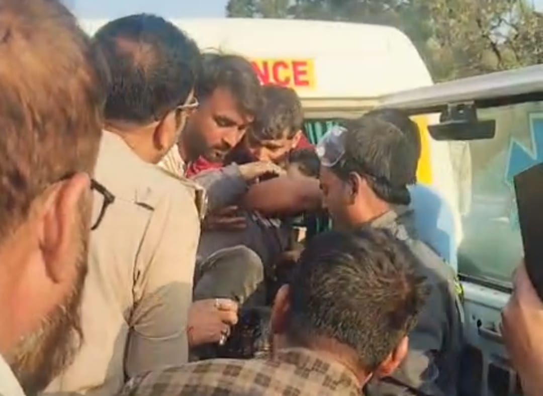 खड़े ट्रेलर से टकराया हाईवा, केबिन में फंसे चालक का रेस्क्यू कर बचाई गई जान