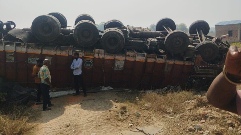 रामपुर ओवरब्रिज के पास चीनी लदा ट्रक पलटा, चालक-परिचालक घायल