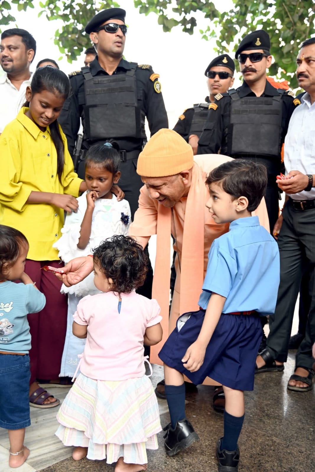 गोरखनाथ मंदिर में मुख्यमंत्री का जनता दर्शन, अधिकारियों को दिए त्वरित निस्तारण के निर्देश