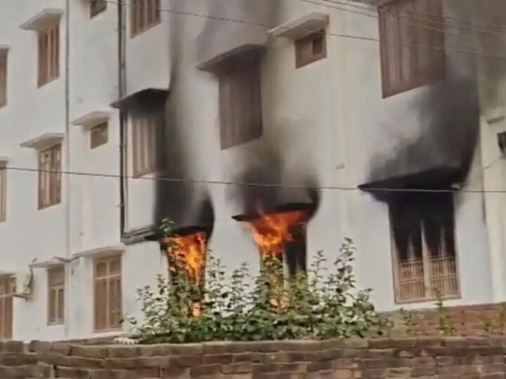 सारनाथ : शॉर्ट सर्किट से होटल में भीषण आग, लाखों का नुकसान