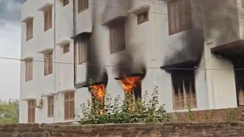 सारनाथ : शॉर्ट सर्किट से होटल में भीषण आग, लाखों का नुकसान