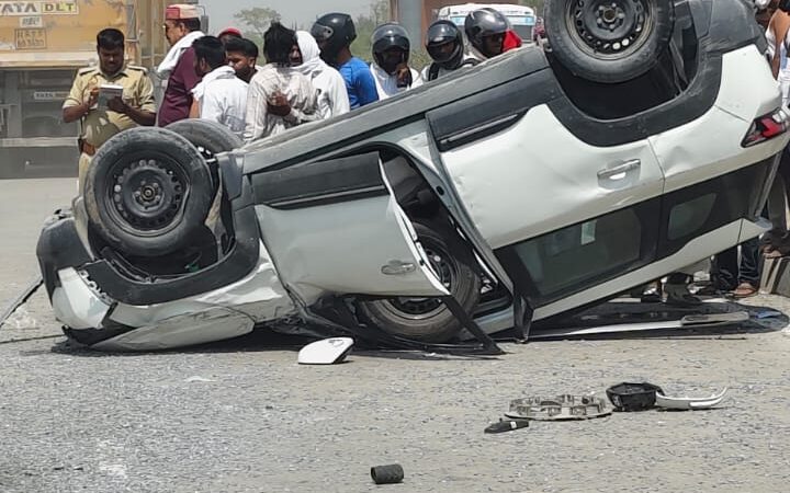 हाइवे पर बड़ा हादसा टला, हेड कांस्टेबल की गाड़ी पलटी