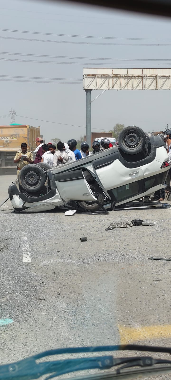 हाइवे पर बड़ा हादसा टला, हेड कांस्टेबल की गाड़ी पलटी