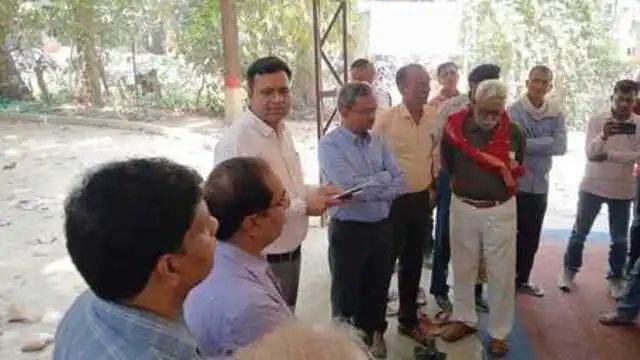 बीएचयू कर्मचारियों के धरने पर पहुँचे चीफ लेबर कमिश्नर, बातचीत से हल निकलने की उम्मीद