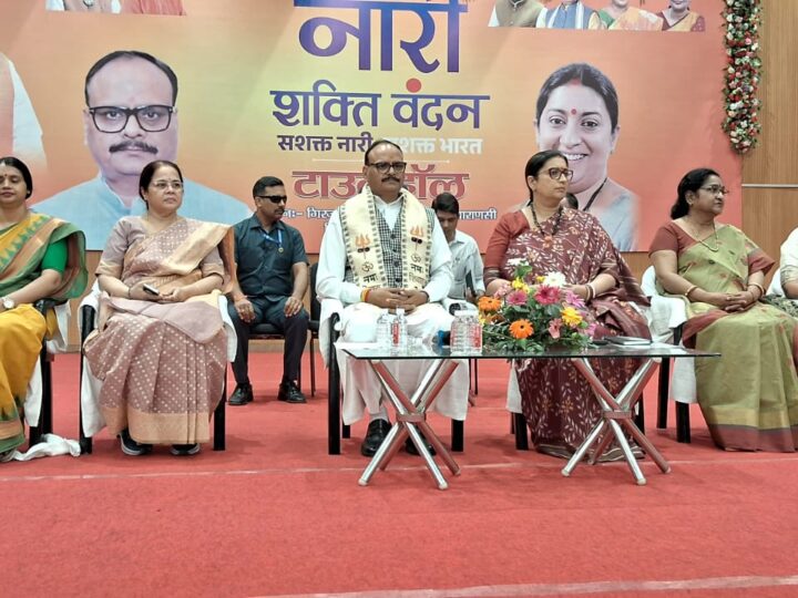 दम है तो गढ़ छोड़ो! स्मृति ईरानी का अखिलेश पर तीखा पलटवार