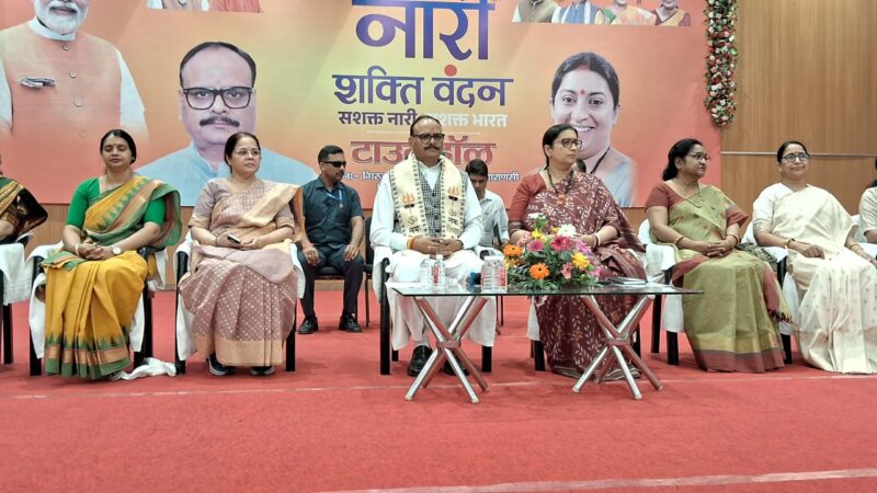 दम है तो गढ़ छोड़ो! स्मृति ईरानी का अखिलेश पर तीखा पलटवार