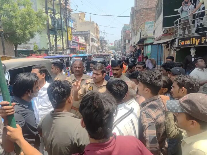 वाराणसी : तेलियानाला में शराब की नई दुकान खुलने पर स्थानीय लोगों में आक्रोश, महिलाओं-पुरुषों ने सड़क पर किया प्रदर्शन