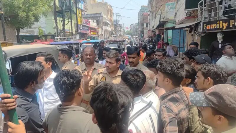 वाराणसी : तेलियानाला में शराब की नई दुकान खुलने पर स्थानीय लोगों में आक्रोश, महिलाओं-पुरुषों ने सड़क पर किया प्रदर्शन