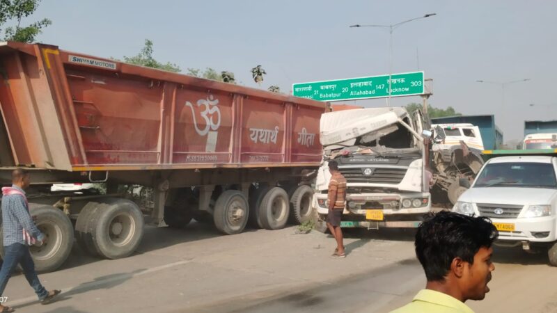 वाराणसी रिंग रोड पर तीन ट्रेलरों की जोरदार टक्कर, एक की मौके पर मौत