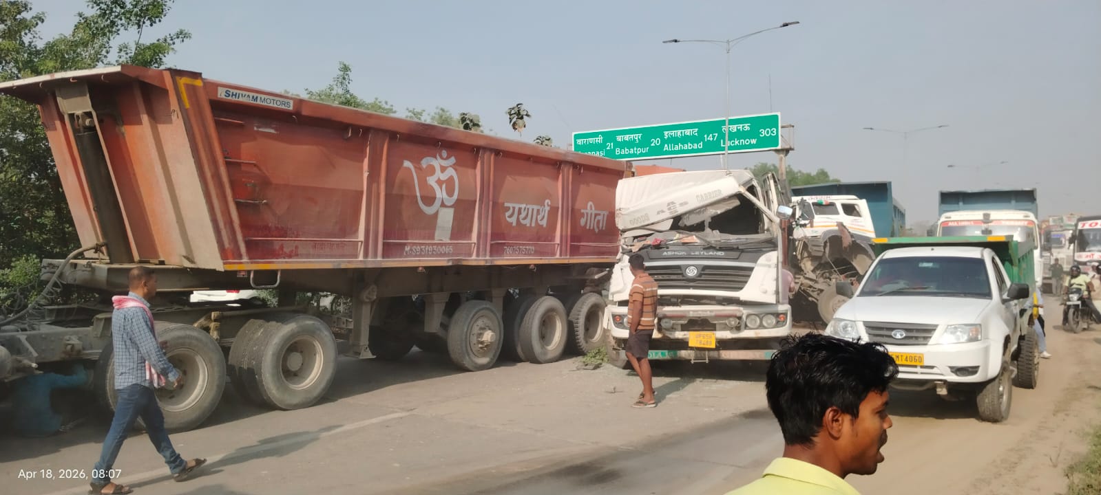 वाराणसी रिंग रोड पर तीन ट्रेलरों की जोरदार टक्कर, एक की मौके पर मौत