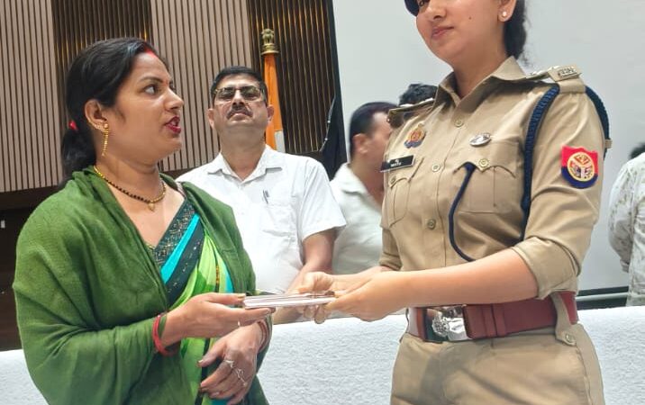 24 लाख रुपये के 121 खोए मोबाइल फोन बरामद, मालिकों को सौंपे