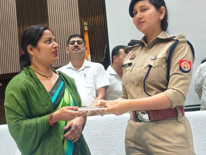 24 लाख रुपये के 121 खोए मोबाइल फोन बरामद, मालिकों को सौंपे