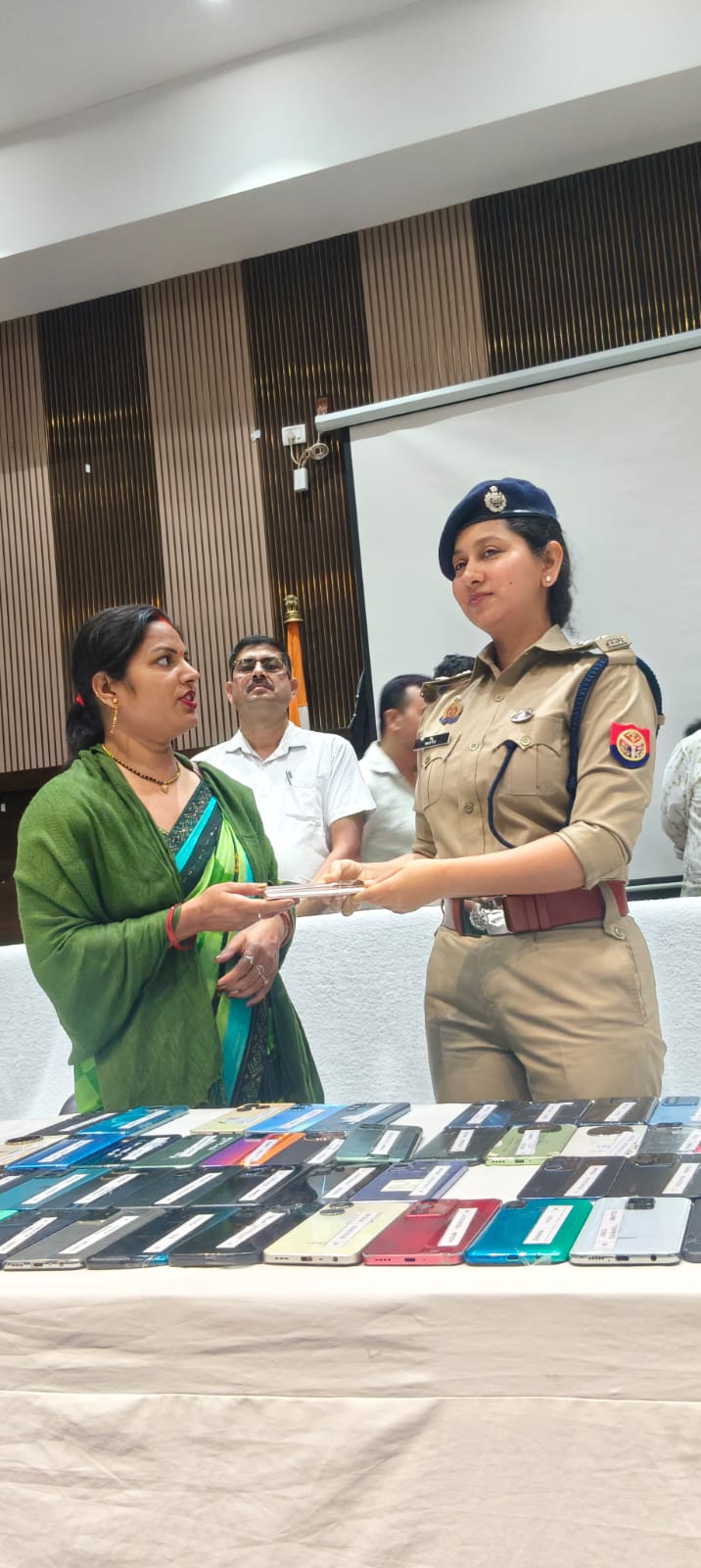 24 लाख रुपये के 121 खोए मोबाइल फोन बरामद, मालिकों को सौंपे