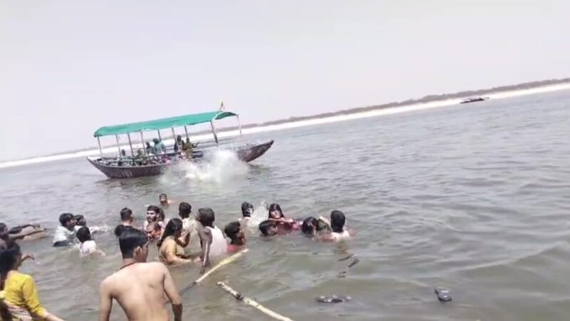 शिवाला घाट :  गंगा स्नान के दौरान  आंध्र प्रदेश की तीन महिलाएं डूबने से बचीं