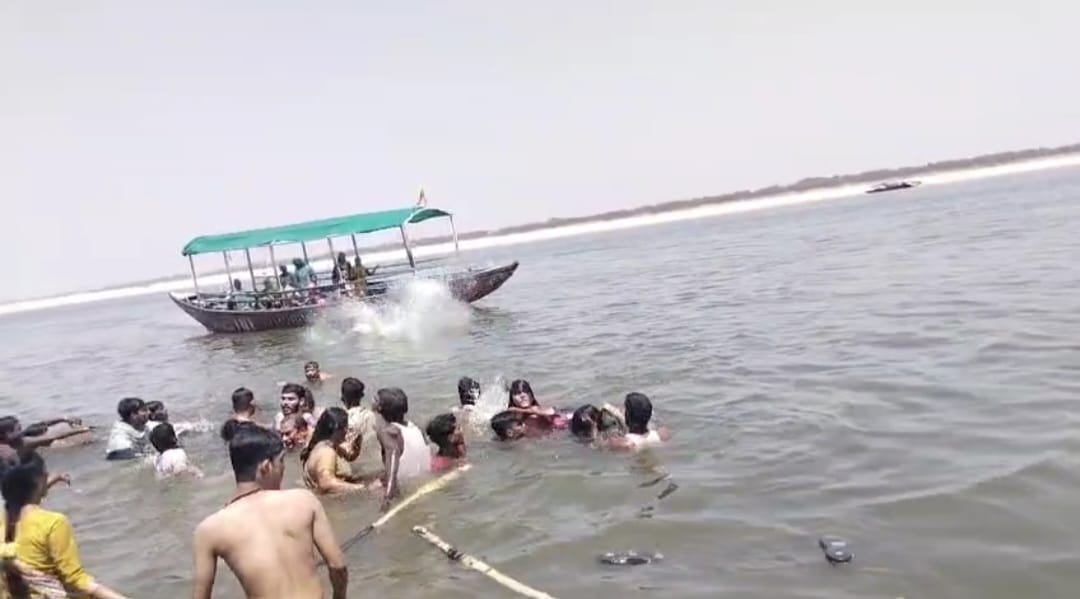 शिवाला घाट :  गंगा स्नान के दौरान  आंध्र प्रदेश की तीन महिलाएं डूबने से बचीं