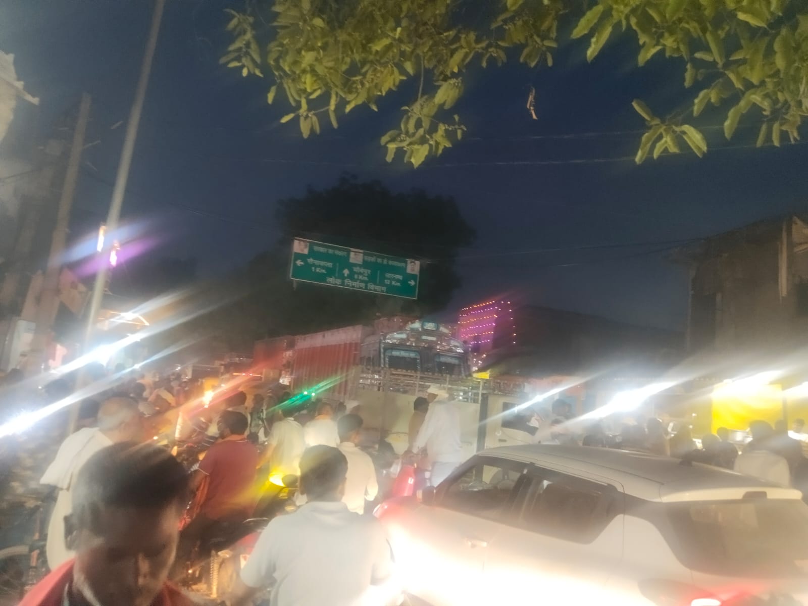 चौबेपुर के मुनारी चौराहे पर घंटों जाम से मचा हड़कंप, पुलिस के पसीने छूटे तब जाकर मिली राहत