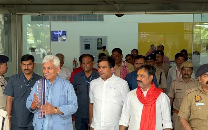 काशी पहुंचे जम्मू-कश्मीर के उपराज्यपाल मनोज सिन्हा, एयरपोर्ट पर हुआ स्वागत